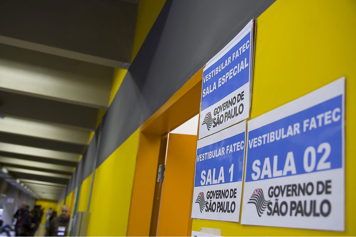 sala do vestibular do centro paula souza com pessoas no corredor